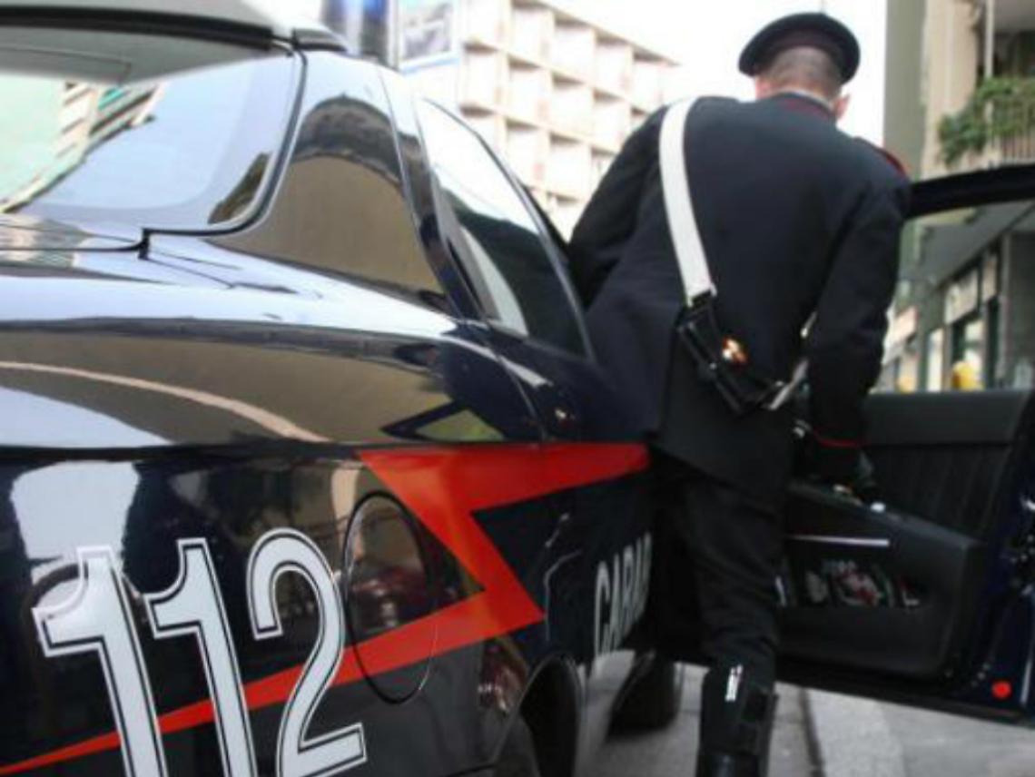 Viola il divieto di avvicinamento al padre e si scaglia contro i Carabinieri