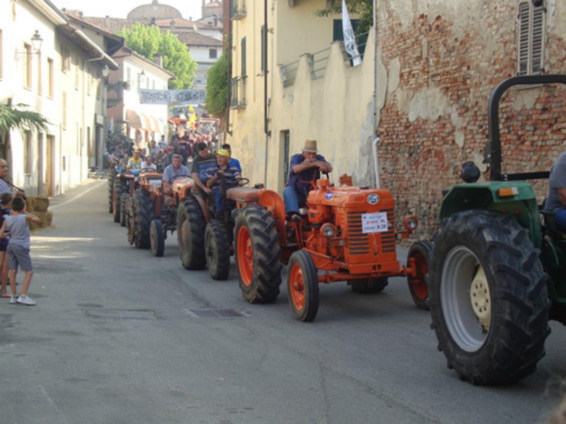 Pierino &egrave; il trattorista pi&ugrave; anziano<br/>nella sfilata di Rocca d'Arazzo