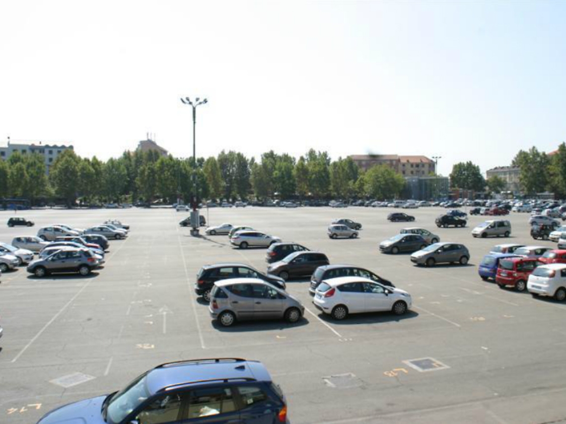 Racconto agostano della citt&agrave; spopolata. Stalli vuoti, negozi chiusi e qualche turista