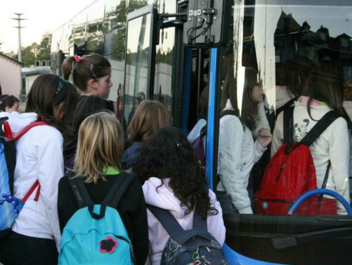 Incidente tra auto e bus di studenti a Costigliole, solo danni ai mezzi