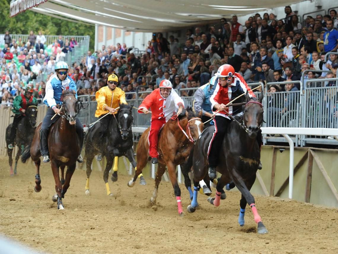 Le tre batterie del Palio<br/>Fin da subito &egrave; la giornata di Torretta