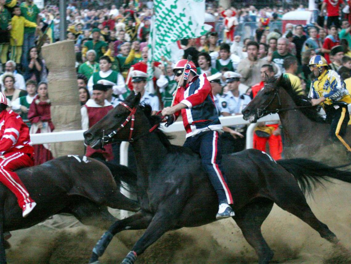 Palio, completata la griglia delle monte<br/>Ecco i fantini, c'&egrave; anche uno scambio