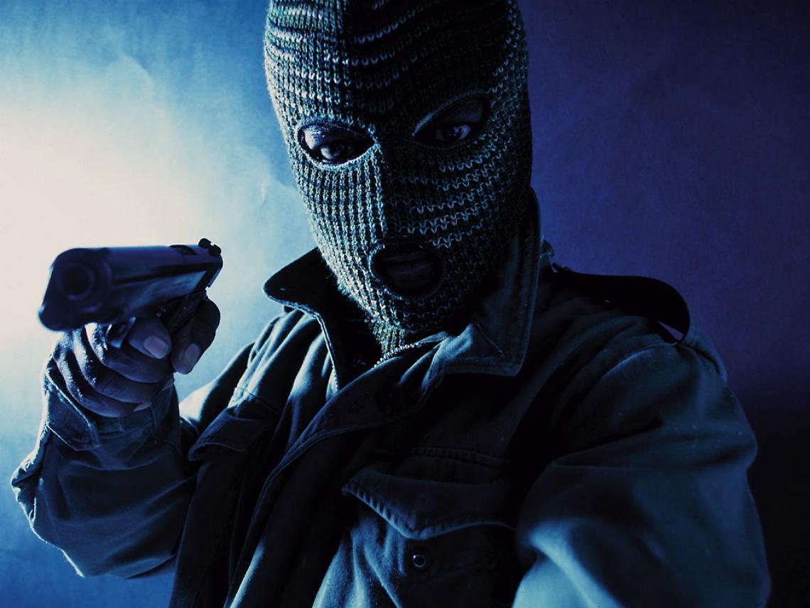 Rapinatori alla CrAsti di Ferrere<br/>imprigionati nella bussola ma poi scappano