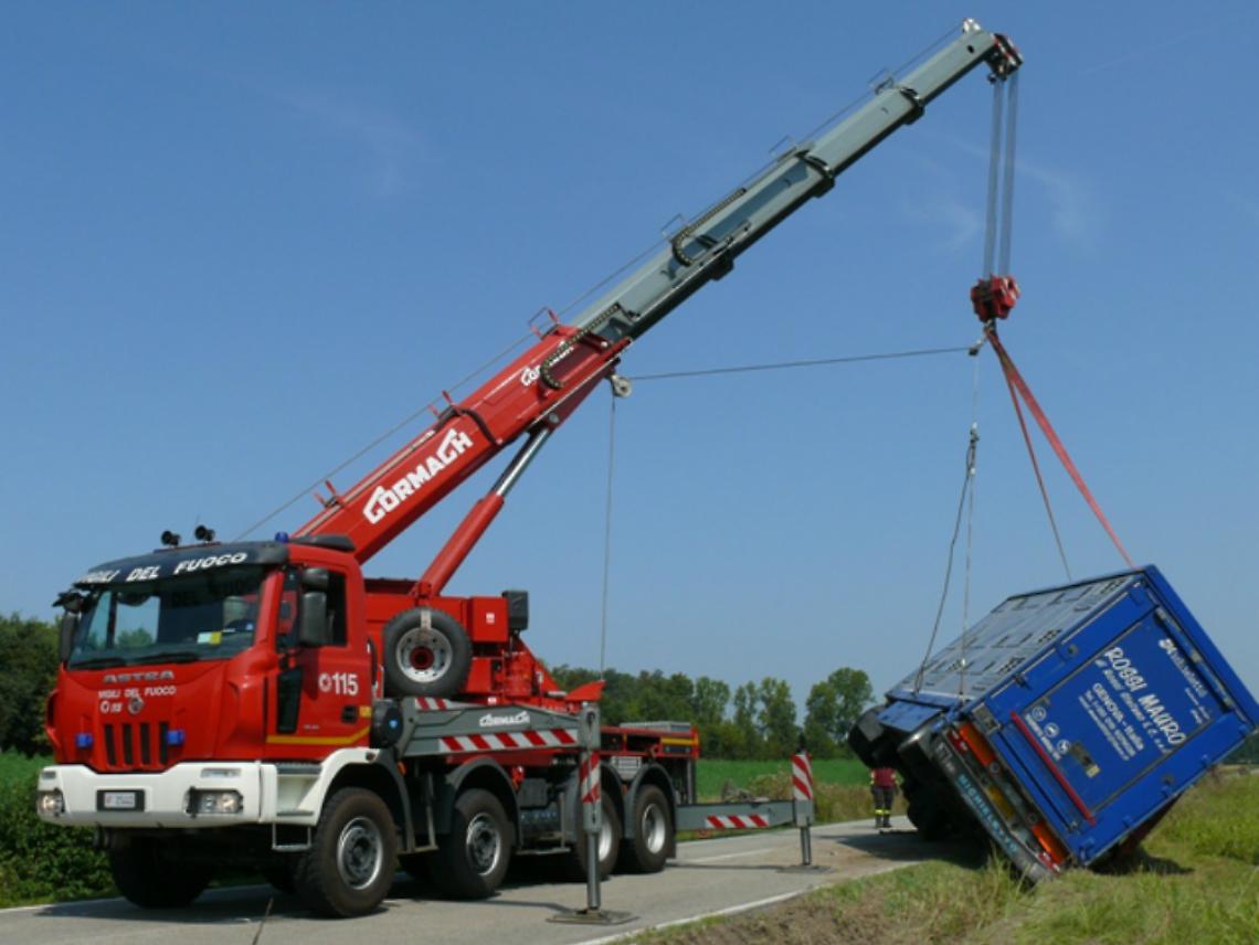Rimorchio di un autotreno per il trasporto animali si ribalta sulla SP58