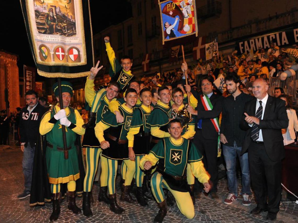 Stasera la sfida degli sbandieratori<br/>In dieci tentano di spodestare San Lazzaro