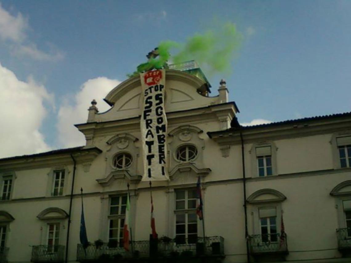 Aumentano le famiglie fuori casa:<br/>lo striscione contro sfratti e sgomberi