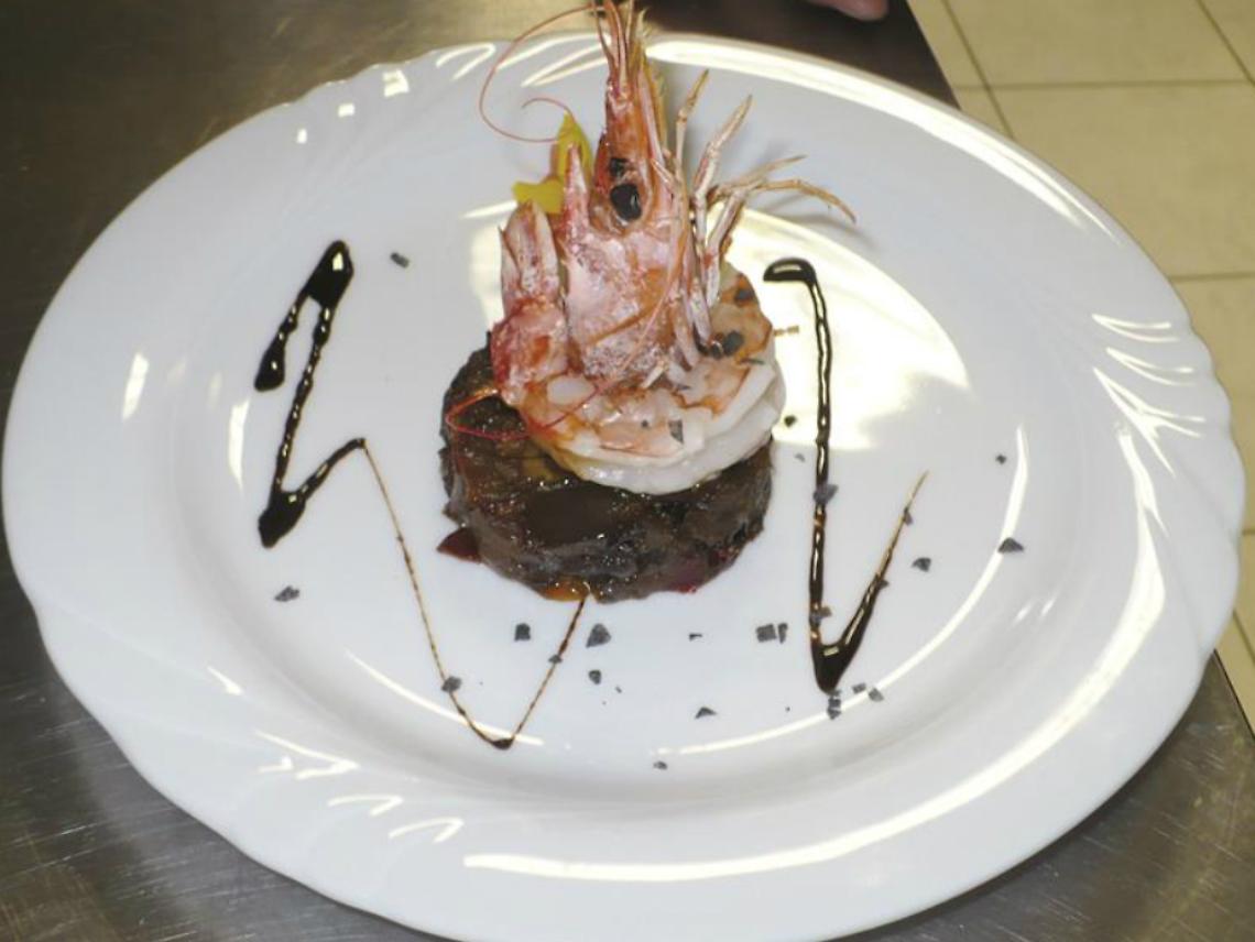 Caponatina di melanzane in agrodolce con gamberoni scottati alle nocciole di Langa