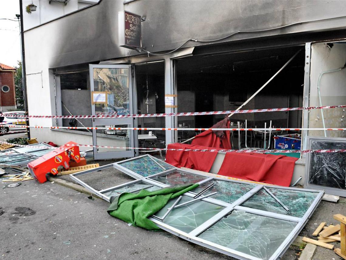Dopo la coltellata, l'incendio<br/>Distrutto il bar Piper di corso Casale