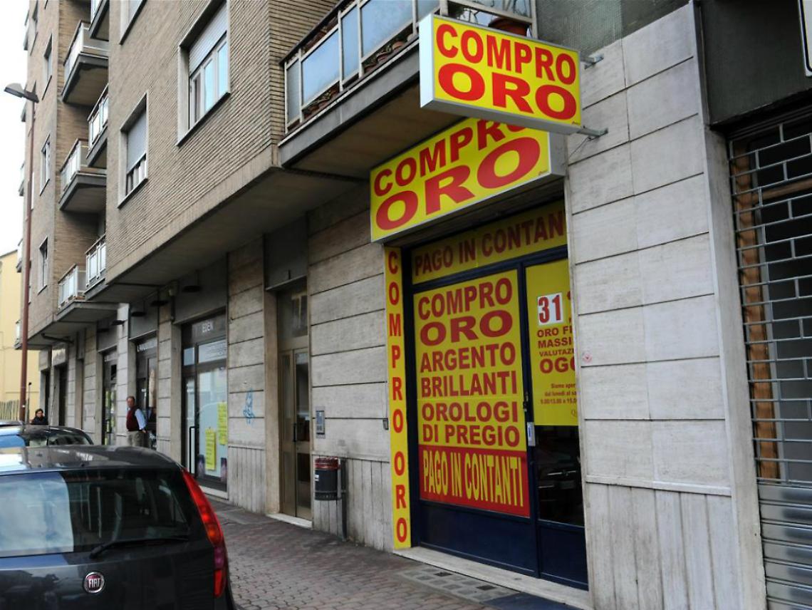 Si spaccia per carabiniere e stordisce la commessa