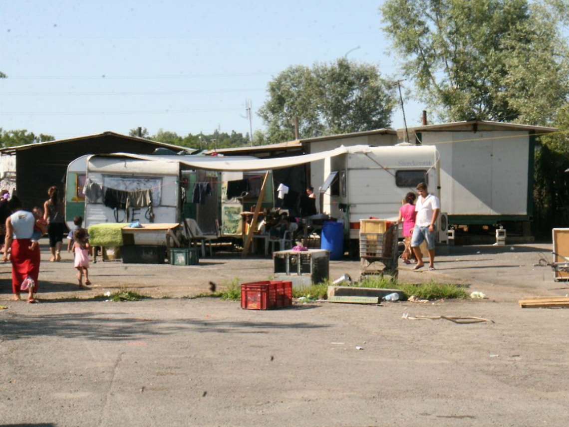 Campo rom, bagni <br/>e allacciamenti idrici per 175