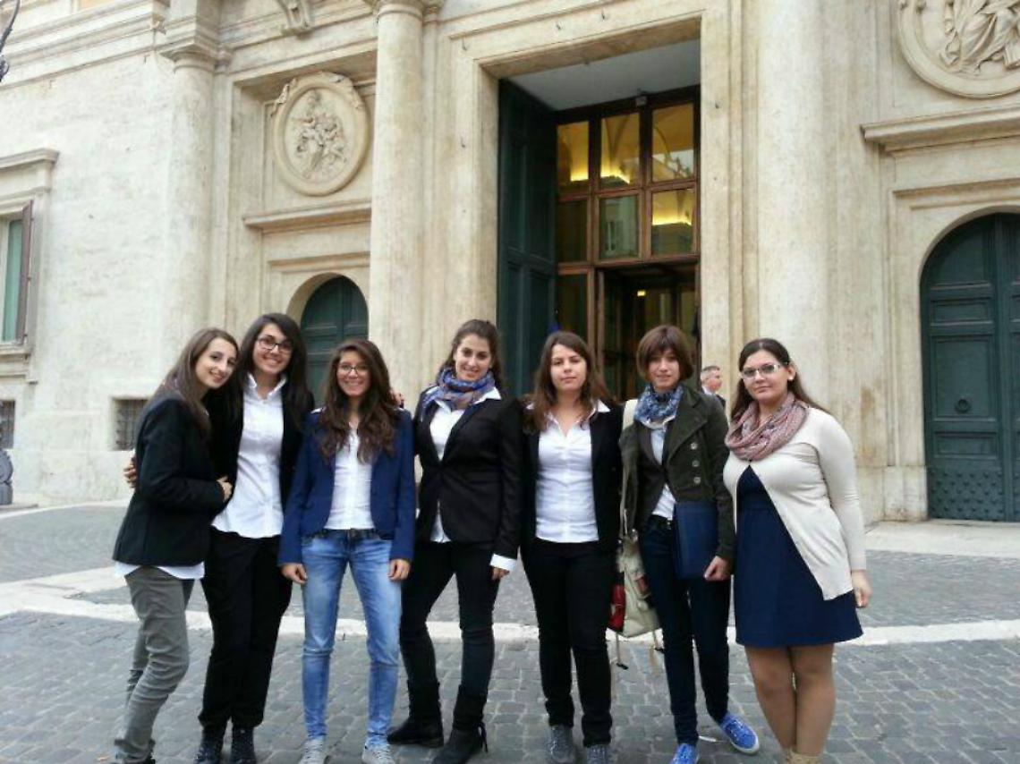 Con la scuola in Parlamento tra iPad, striscioni e assenti