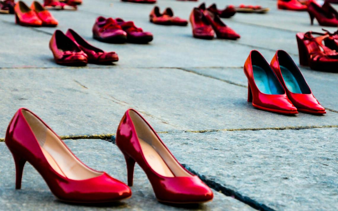 Scarpe e abiti rossi per la maratona <br/>contro la violenza verso le donne