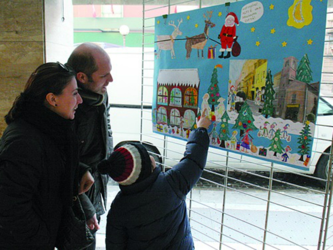 Ancora una domenica di festa<br/>con l'esposione dei disegni natalizi