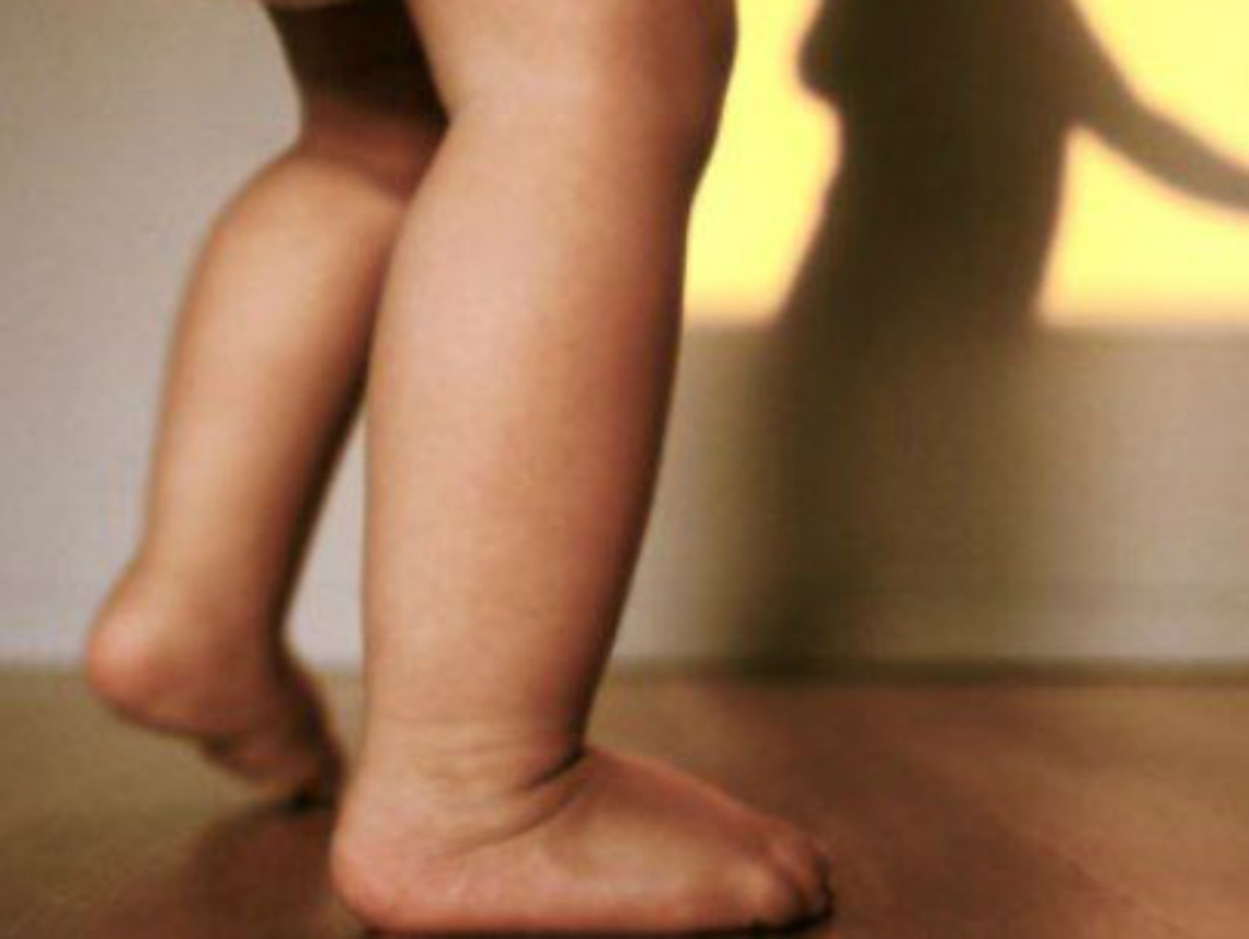 Bimbo di 2 anni cammina solo in strada, ritrovato e accompagnato a casa