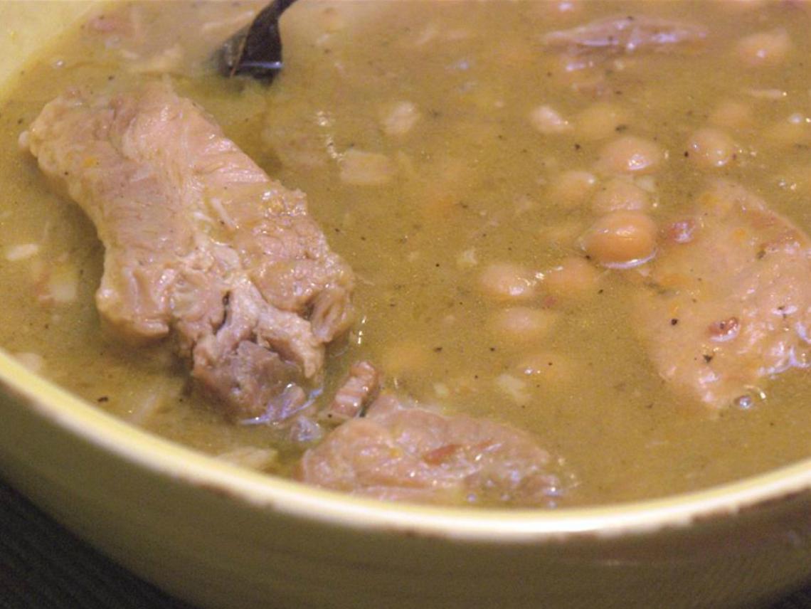 Minestrone di ceci e costine di maiale
