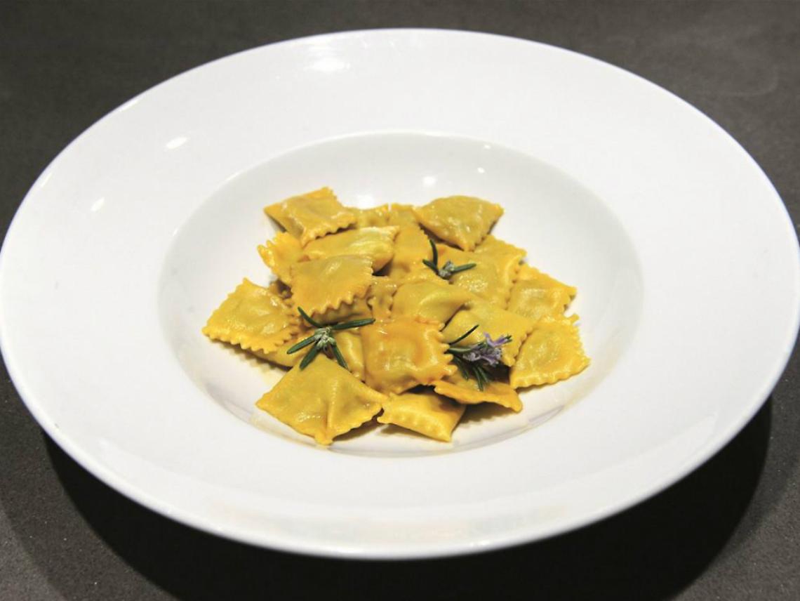 Agnolotto gobbo con cialda croccante di parmigiano reggiano