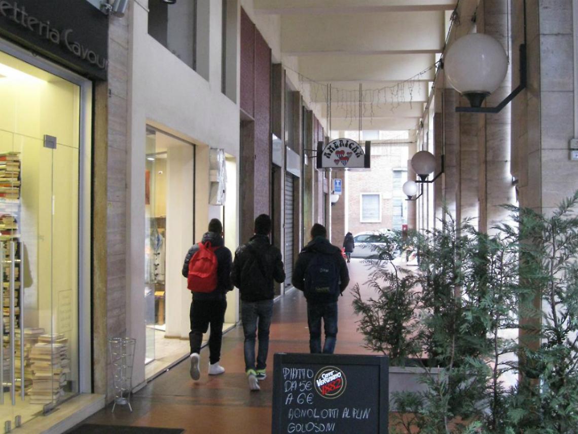 Cos&igrave; i commercianti di via Cavour<br/>aiutano le mendicanti