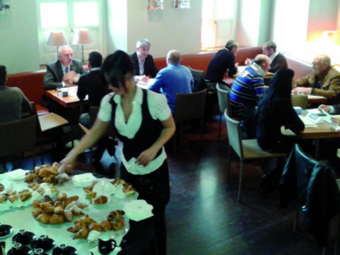 Trovare lavoro al bar<br/>con colloqui da cinque minuti