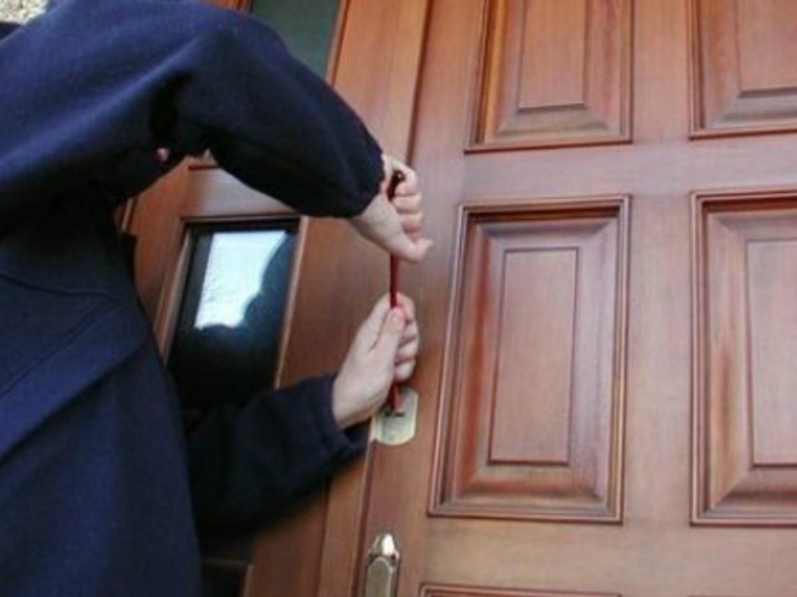 Rapinarono un'anziana in villa<br/>e le tagliarono i fili del telefono