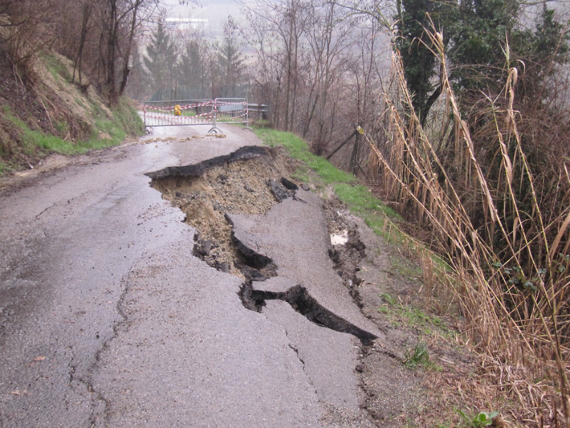 Troppa pioggia, frana strada collinare tra Nizza e Vinchio