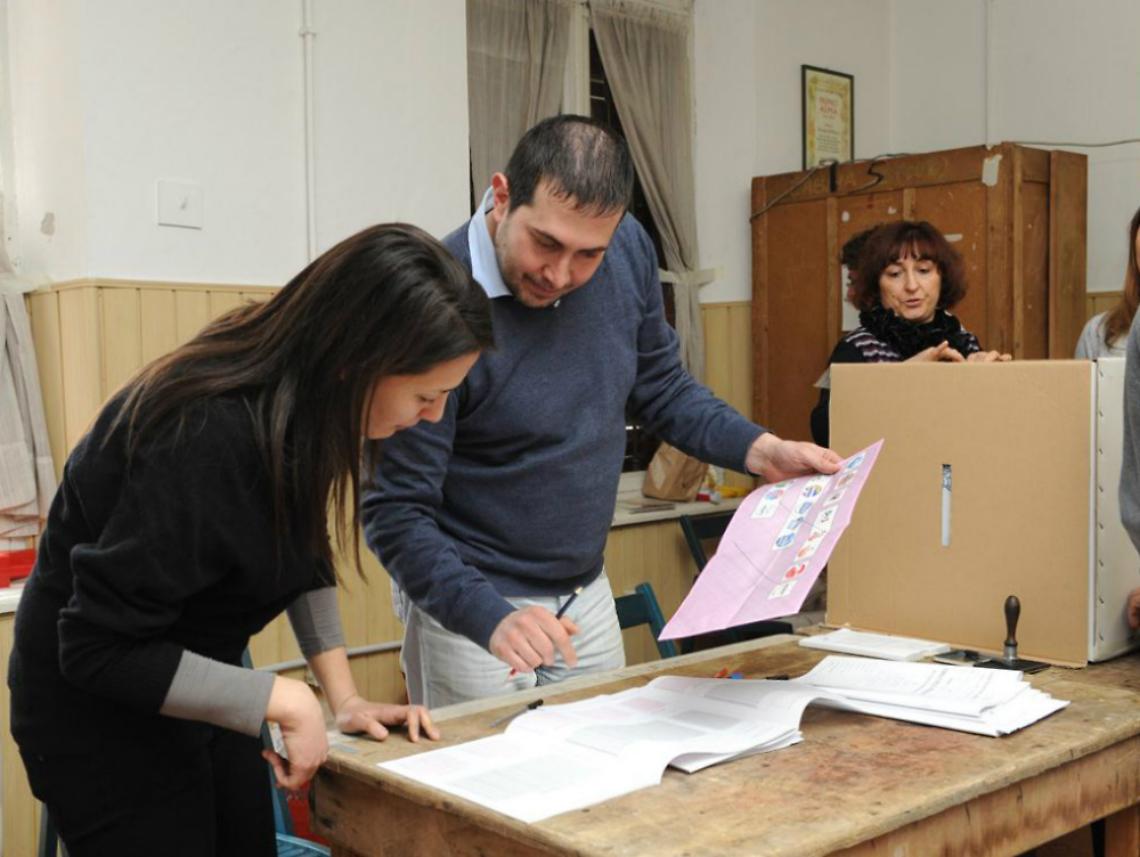 Affluenza in calo, via allo spoglio<br/>Nel pomeriggio i dati sulle regionali