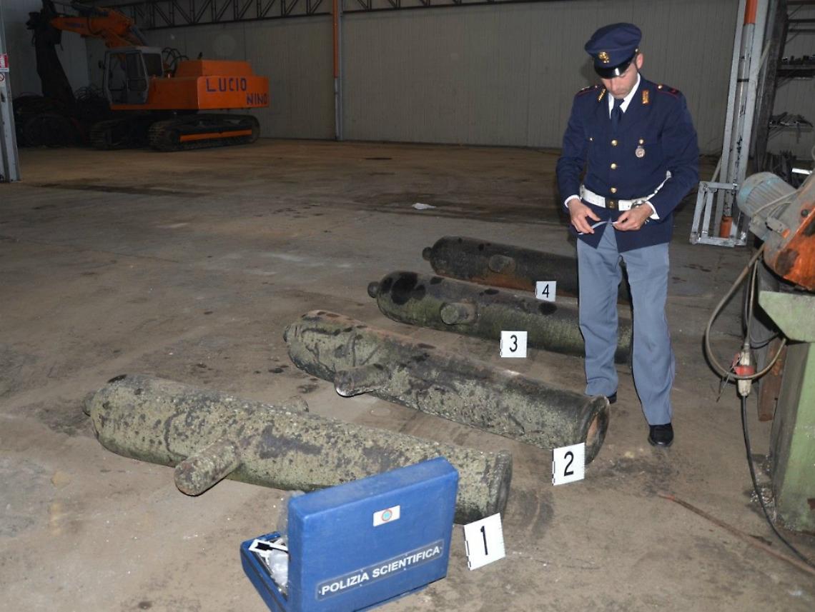 Dal controllo nel deposito di ferro<br/>spuntano quattro cannoni d'epoca