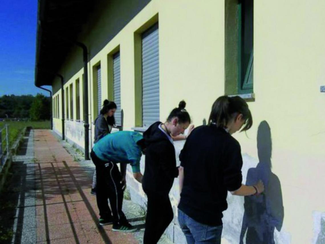 Due giorni di cogestione e gli studenti<br/>tinteggiano la scuola di Castelnuovo