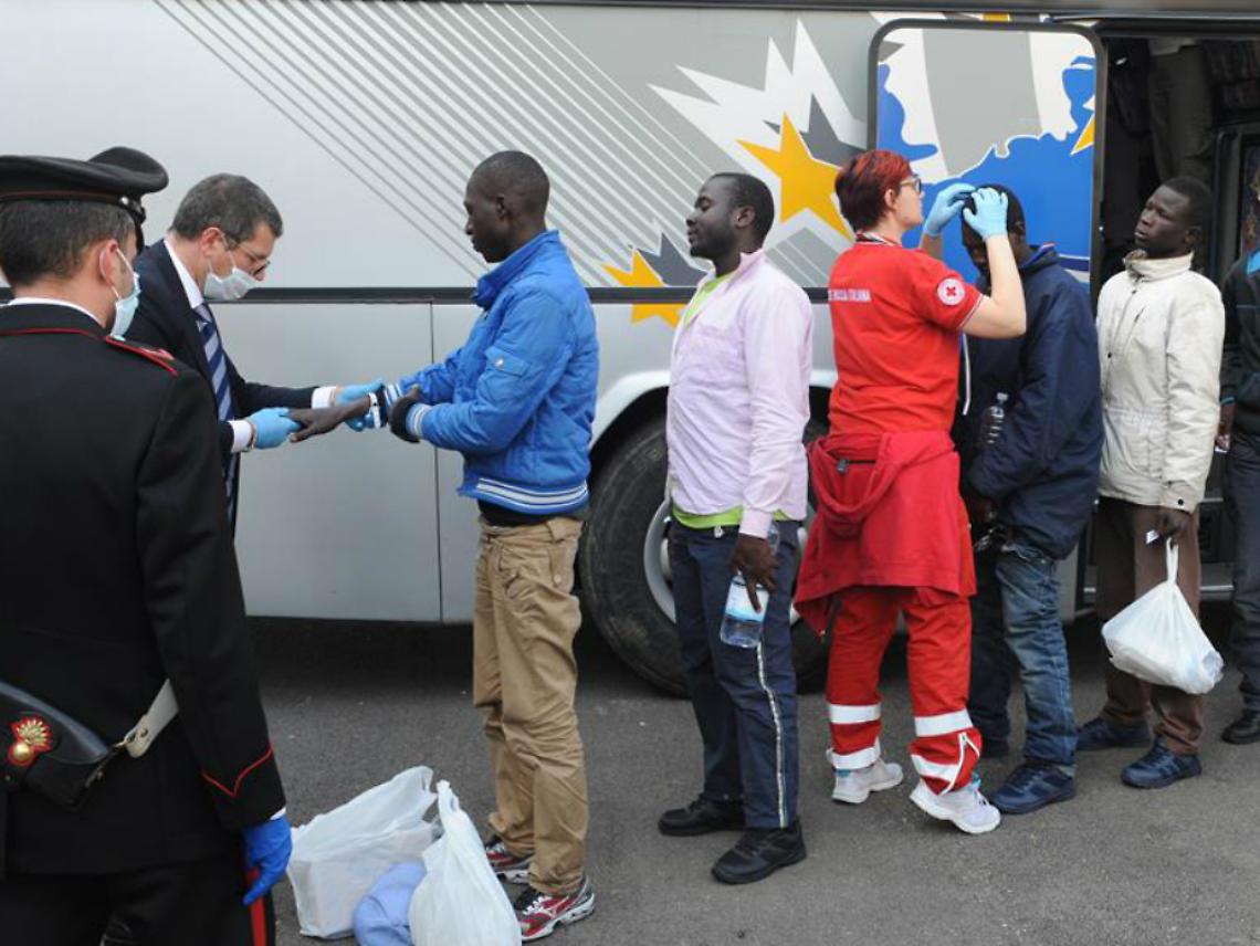 Profughi somali nell'ex canonica<br/>La maestra del paese fa loro scuola