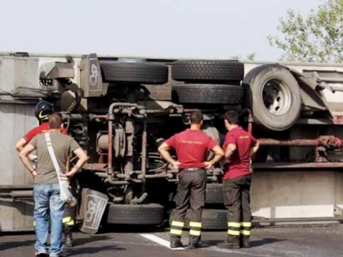 Si rovescia tir carico di vino