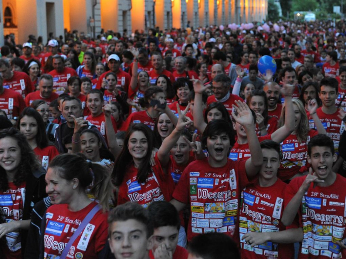 Tutti con la maglietta rossa,<br/>stasera si corre la StraAsti