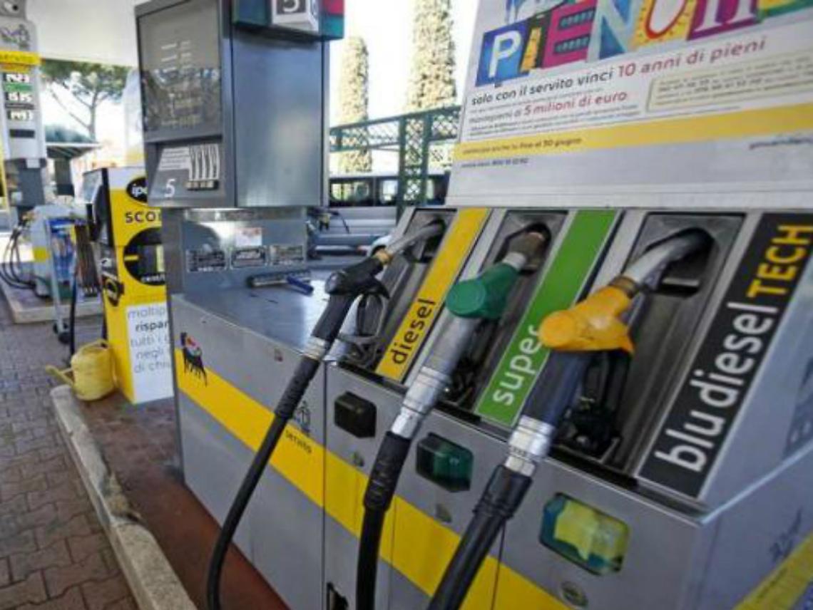 Distributori di benzina self service<br/>scambiati per bancomat dai ladri