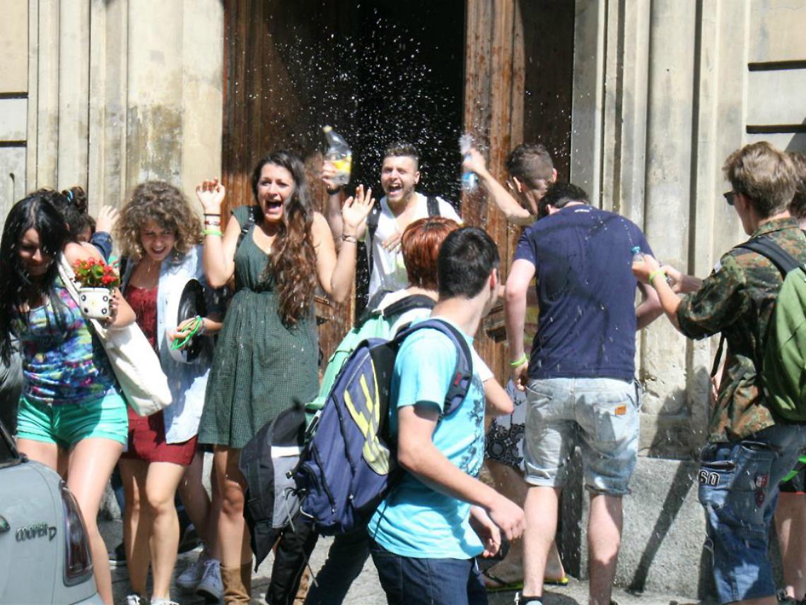 Feste, sfilate e gavettoni per salutare le vacanze