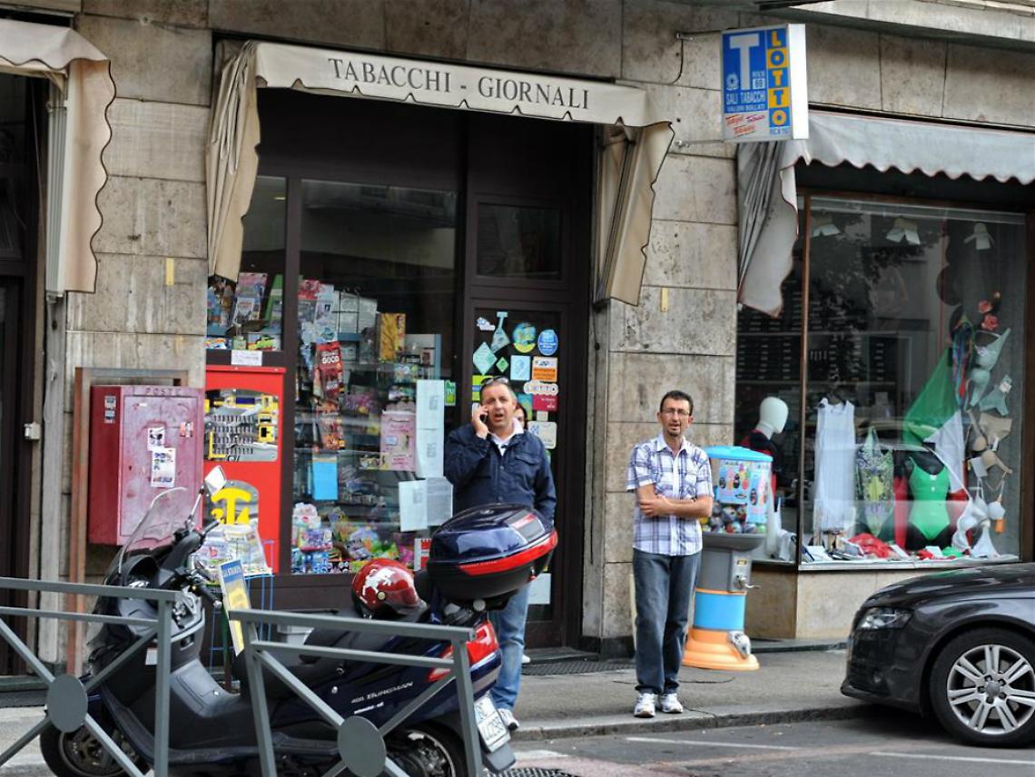 Fugge con 6mila euro rapinati al tabaccaio