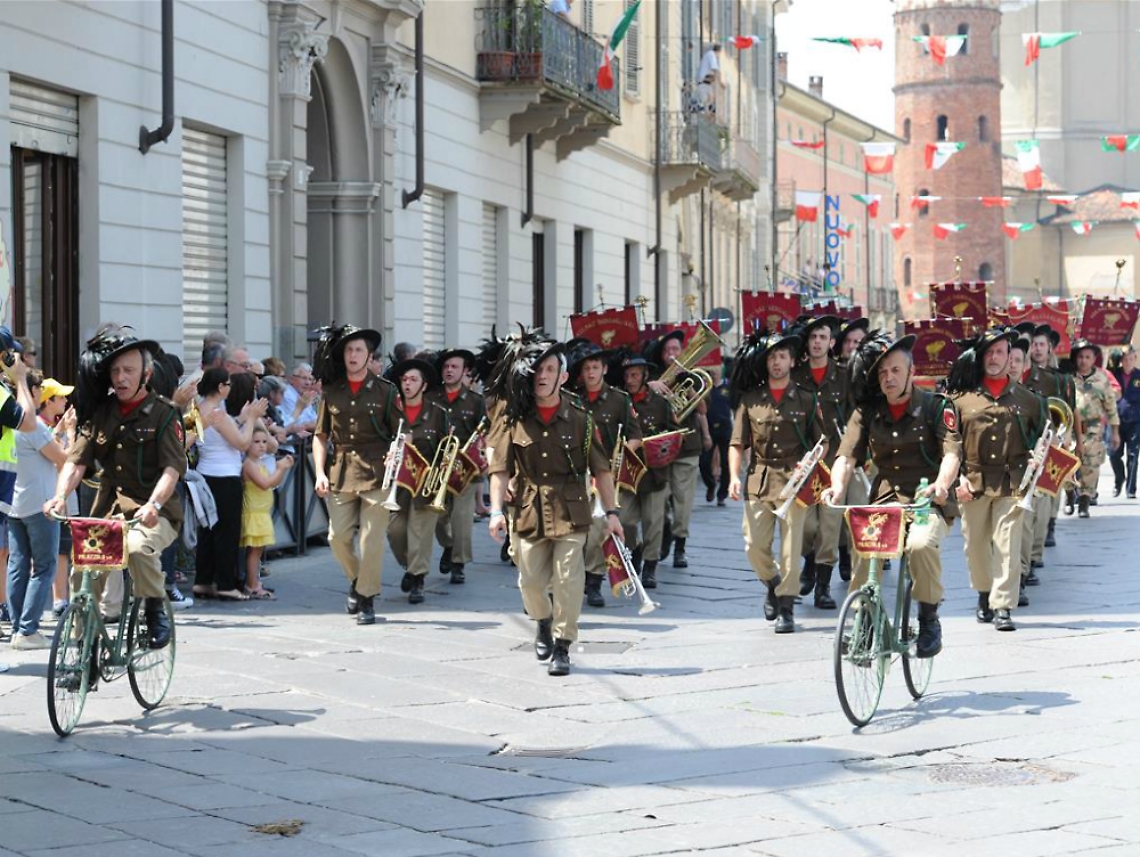 La storia dei bersaglieri ha sfilato per la citt&agrave;