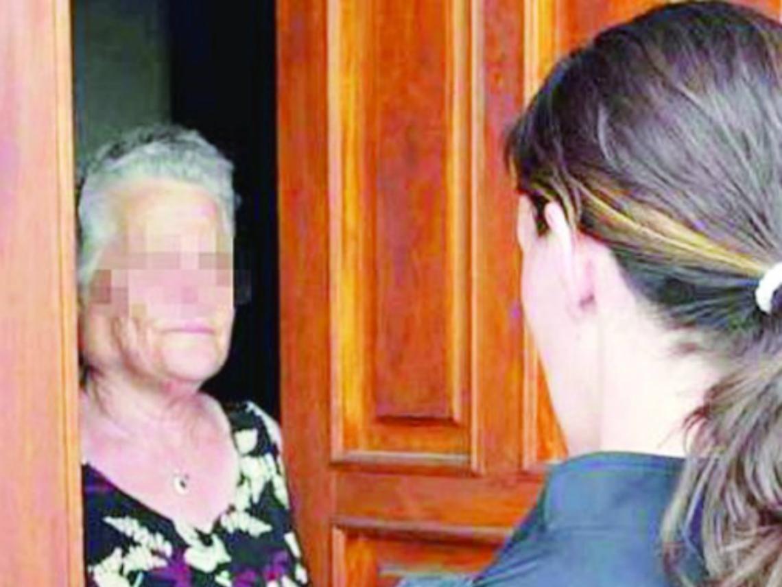 Caccia alla truffatrice 50enne<br/>che si fa aprire casa dagli anziani