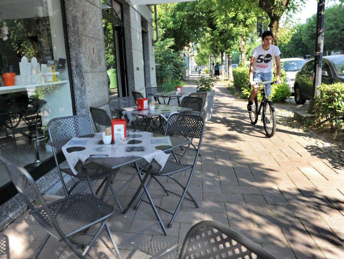In corso Torino, dove bici e moto<br/>sfrecciano in mezzo ai pedoni
