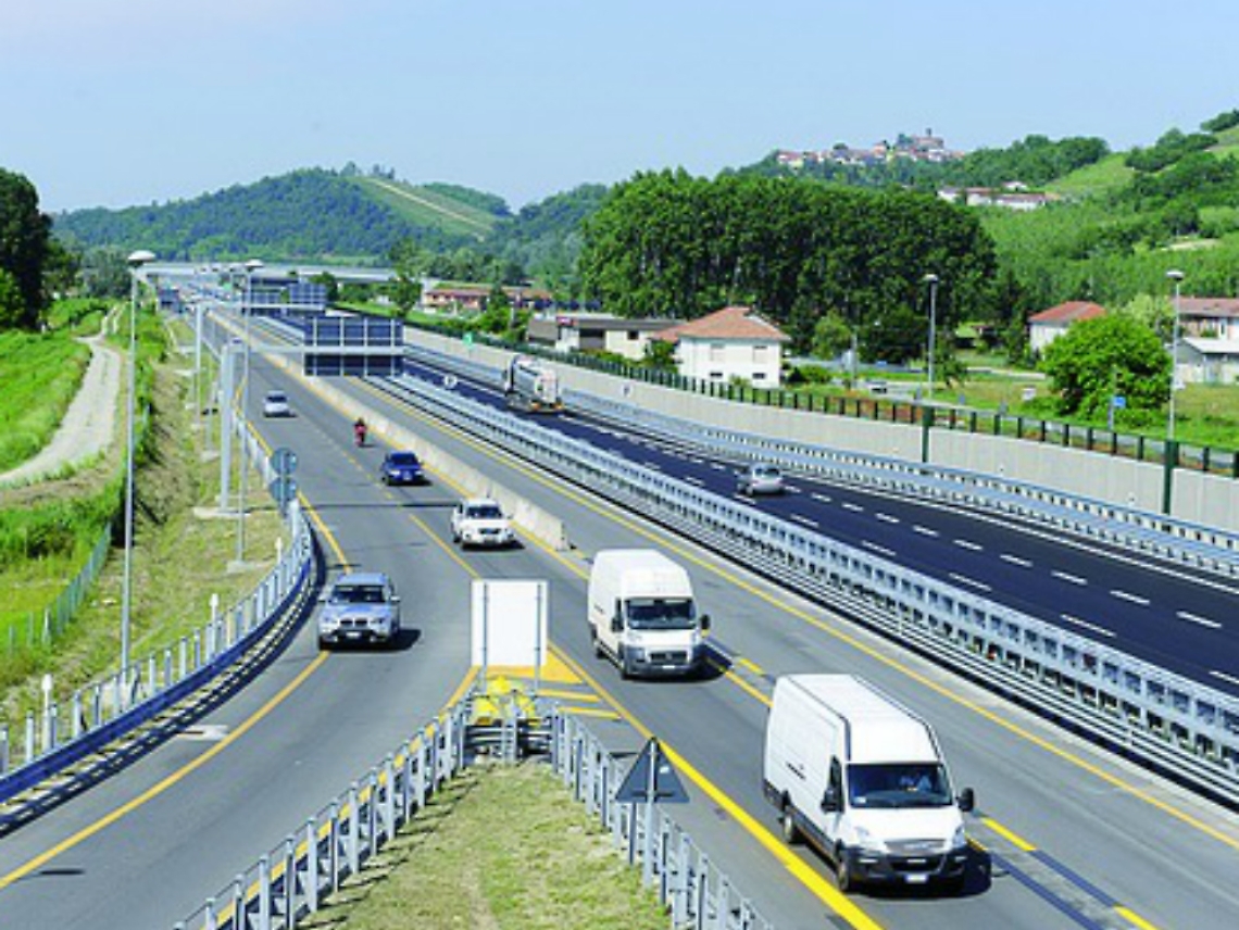 Incidente in tangenziale<br/>Uomo incastrato in auto