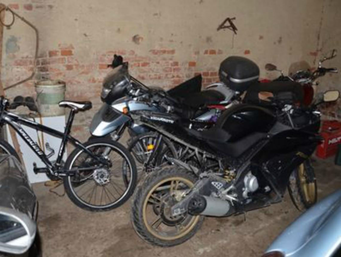 La polizia scova deposito di auto, moto<br/>e bici rubate. Riconoscete la refurtiva?