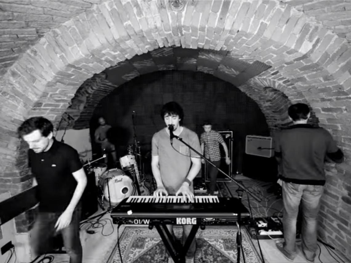 Mondi divisi e impiegati frustrati<br/>nei nuovi video di Mangarama e Mot Low