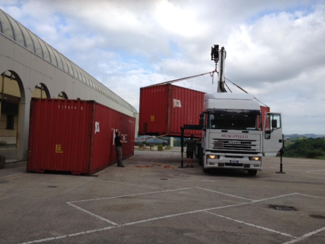Scaricati i due container al Colle<br/>Inizia l'operazione di "makeover"