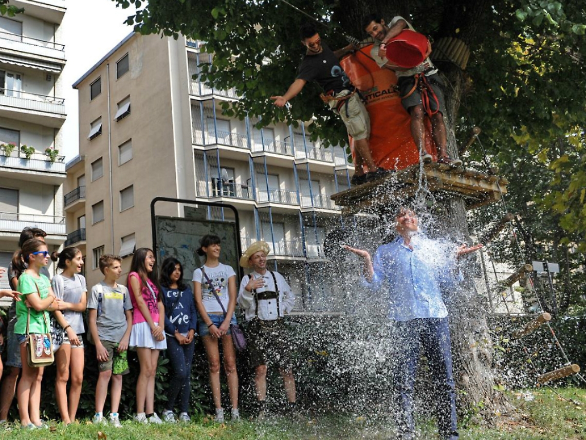 Il sindaco e gli altri astigiani<br/>bagnati dalla secchiata benefica
