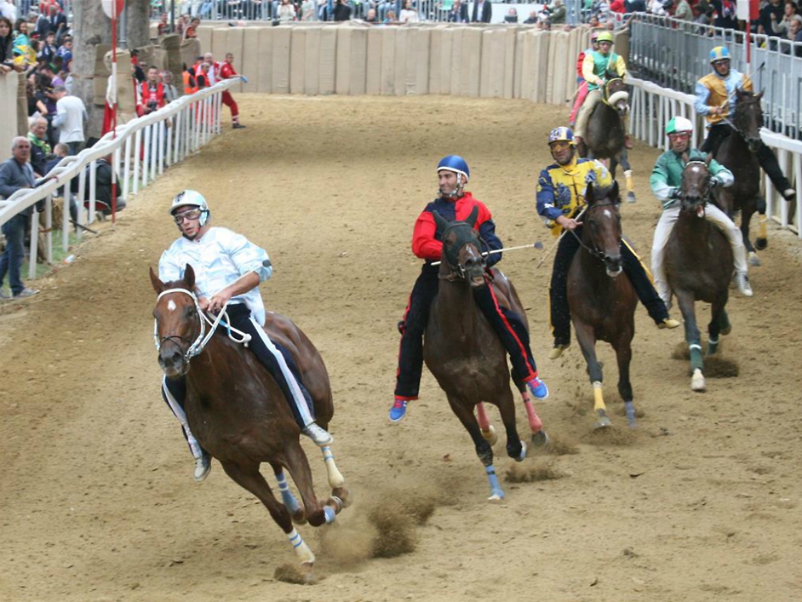 Palio sempre pi&ugrave; vicino,<br/>ultimi test per fantini e purosangue