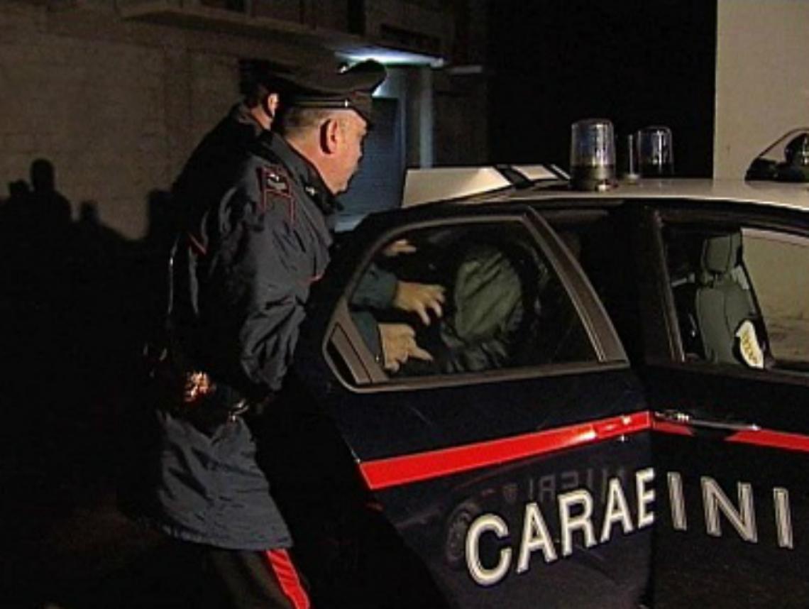 Aggredisce a calci e pugni i carabinieri, arrestato per resistenza e oltraggio