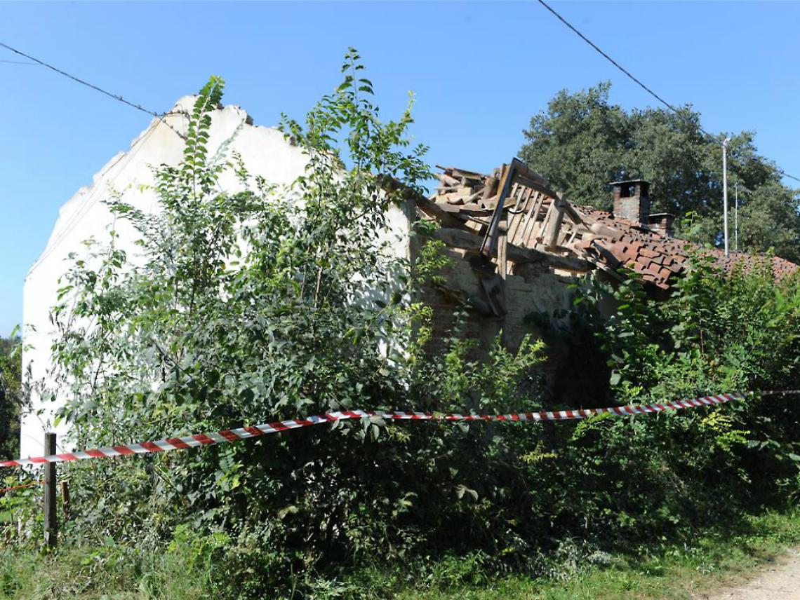 Cortazzone, crolla il tetto del fienile<br/>Tragedia sfiorata in via Valmezzana