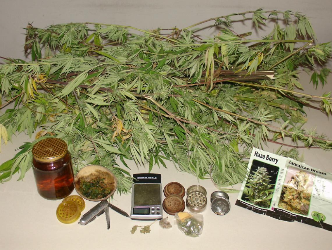 Droga e kit da spaccio in casa: arrestato collaboratore scolastico di Cassinasco