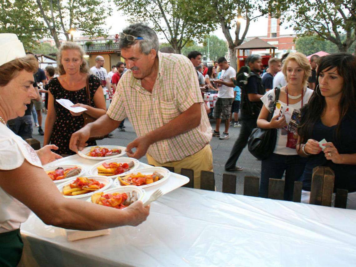 Il duro lavoro del giurato che assaggia 90 piatti