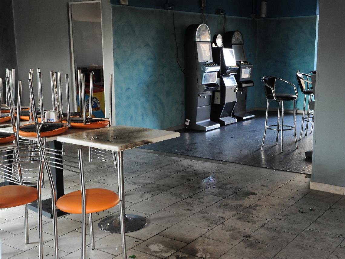 Incendio in un bar di corso Alessandria,<br/>polizia scientifica al lavoro sulle cause