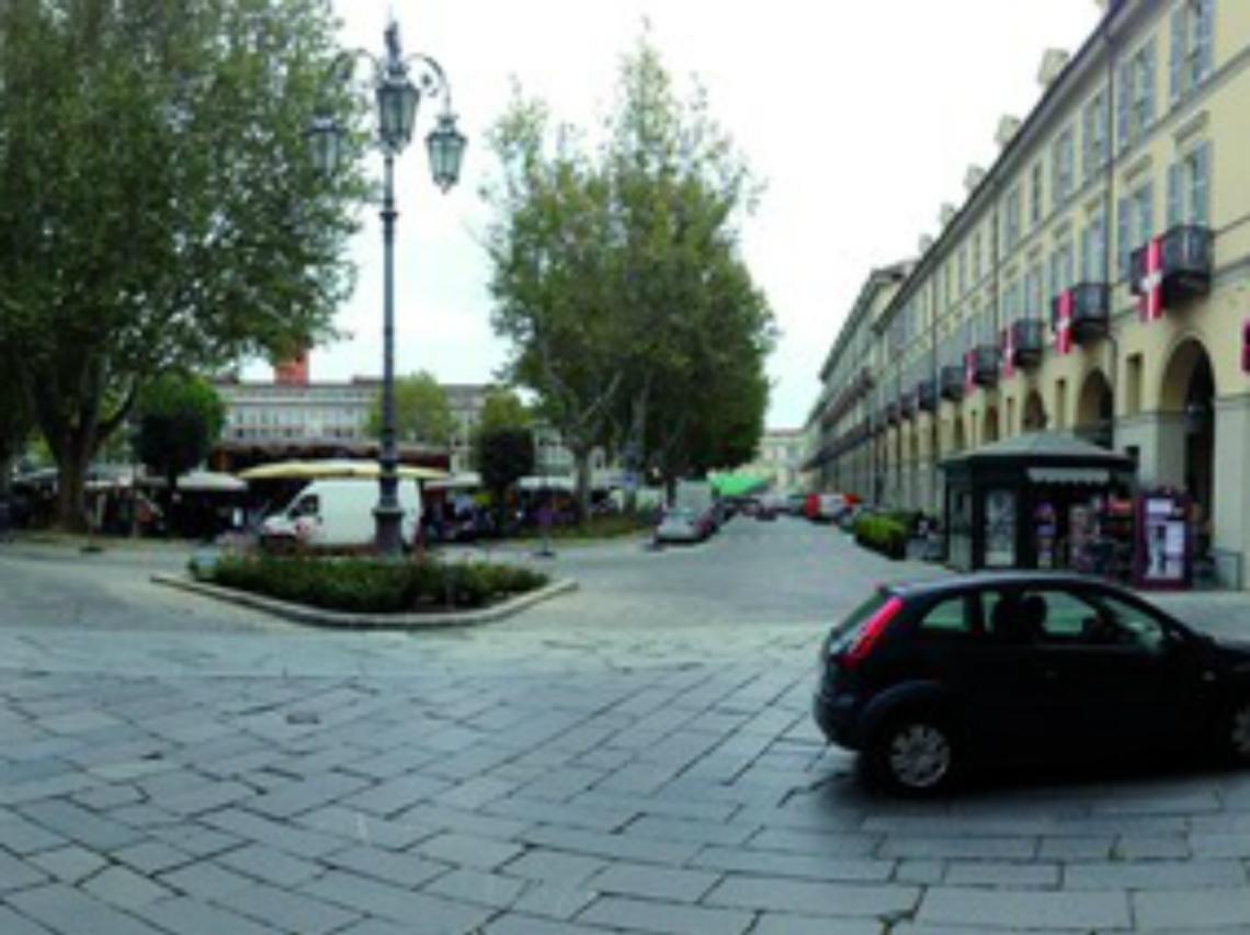 Parcheggi a corona in piazza Alfieri<br/>No dei commercianti e raccolta firme