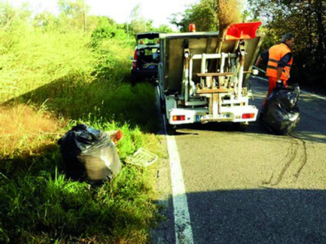 Rifiuti abusivi rimossi<br/>dalla protezione civile