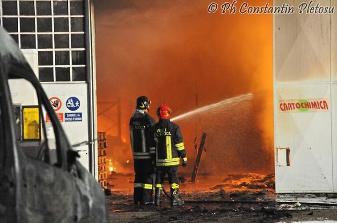 Incendio in corso Alba,<br/>distrutto il capannone di Cartochimica